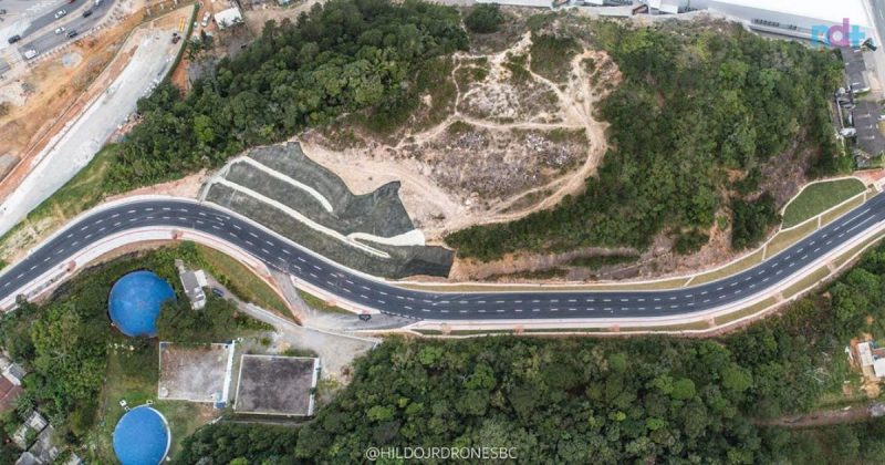 Imagem aérea da avenida panorâmica, um dos cartões postais de Balneário Camboriú