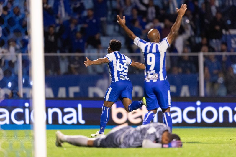 Marcos Vinícius jogador do Avaí comemora seu gol com Vagner Love jogador da sua equipe durante partida contra o Ituano no estádio Ressacada pelo campeonato Brasileiro B 2024. 17/09/2024 &#8211; Foto: BENO KüSTER NUNES/AGIF &#8211; AGÊNCIA DE FOTOGRAFIA/AGIF &#8211; AGÊNCIA DE FOTOGRAFIA/ESTADÃO CONTEÚDO &#8211; Foto: ESTADÃO CONTEÚDO/ND