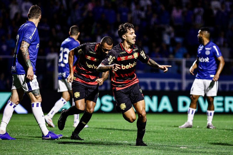 Jogadores do Sport comemoram o gol na Ressacada contra o Avaí