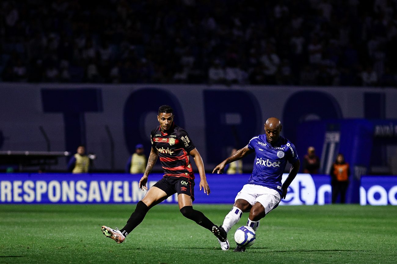 Vagner Love foi bem dentro de campo, mas mal fora dele – Foto: Paulo Paiva/ Sport Recife/ND