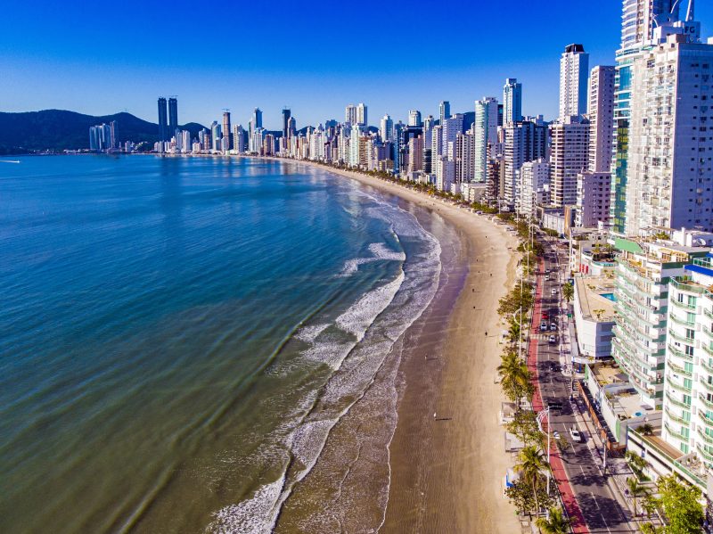 imagem mostra orla da praia Central de Balneário Camboriú; imóveis beira-mar podem ter m² de R$ 100 mil