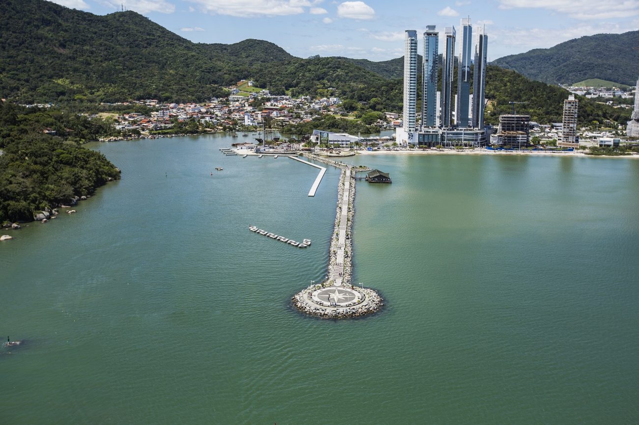 O Molhe da Barra Sul é também uma estrutura turística que parte da Avenida Atlântica - Power Produtora/PMBC/Divulgação