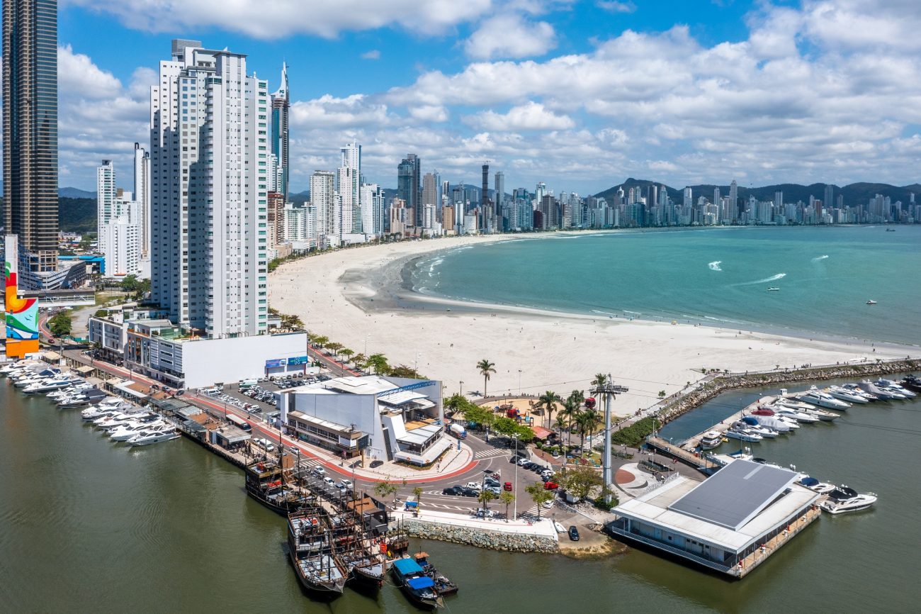 Vista do lado da Barra Sul, com o prédio do Parque Unipraias no meio e ao lado os barcos piratas - Rodrigo Luft/PMBC/Divulgação