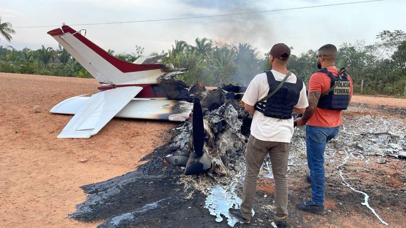 Agentes encontraram aeronave já incinerada ao chegarem no solo