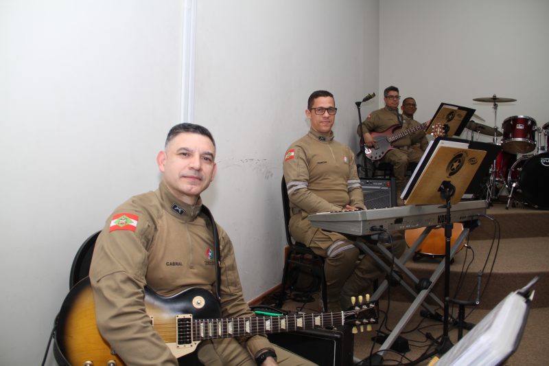 Além das atividades policiais cotidianas, instrumentistas da banda da PMSC também dedicam-se à música