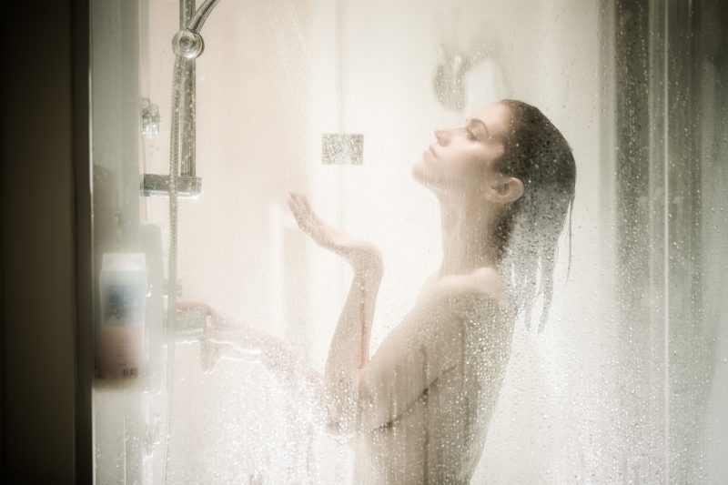 Mulher tomando banho com água muito quente 