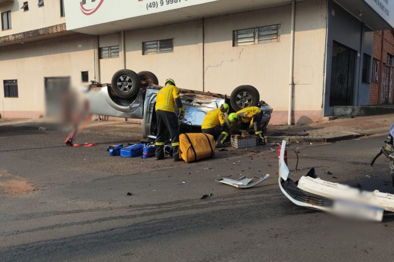 Os veículos colidiram em um cruzamento do município na tarde deste domingo (8); uma mulher foi retirada da caminhonete pelos socorristas 