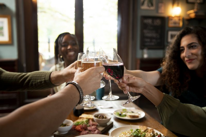 Grupo bebendo bebida alcoólica 