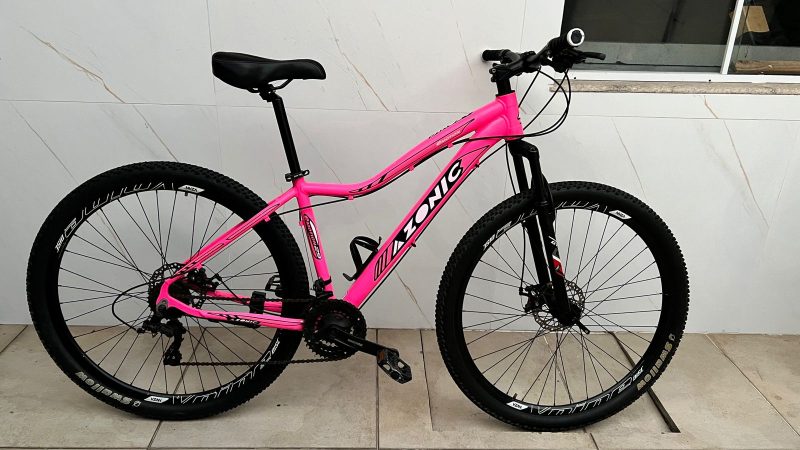 Imagem de uma das bicicletas apreendidas, na cor rosa