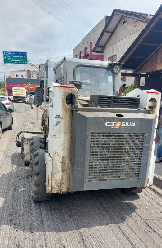 Trabalhador ficou ferido após acidente com bobcat