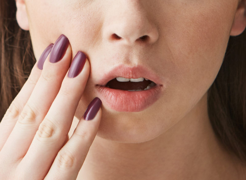 Mulher com a boca formigando 