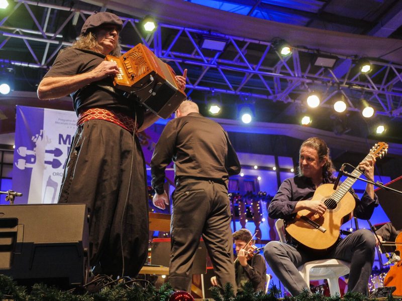 Na foto, Renato Borghetti de bombacha com gaita-ponto em mãos. Artista estará no Festival de Música de Itajaí. 