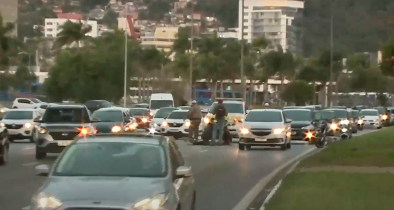 Motociclista ficou caída na pista, mas foi conduzida ao hospital e passa bem 