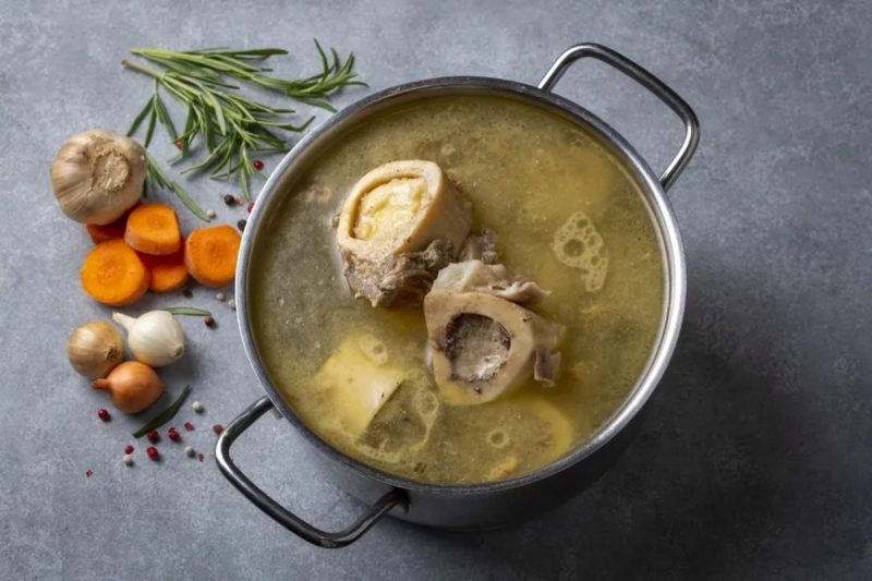 Panela com caldo de ossos, alimento rico em colágeno