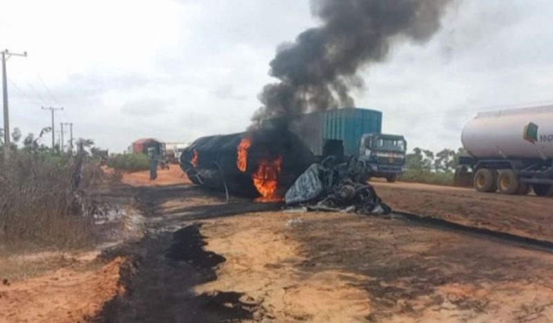 Caminhão-tanque em chamas após explosão na rodovia