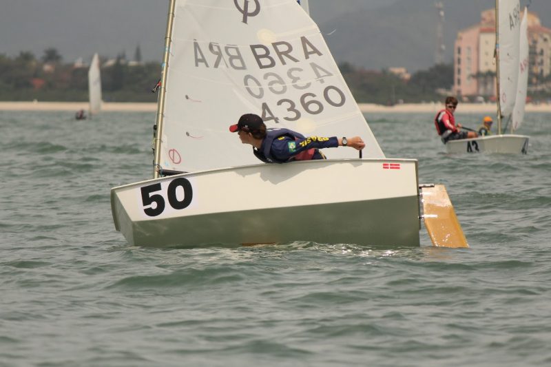 Theo Sartor, do ICSC - Veleiros da Ilha, durante o Campeonato Sul-Brasileiro de Optimist 