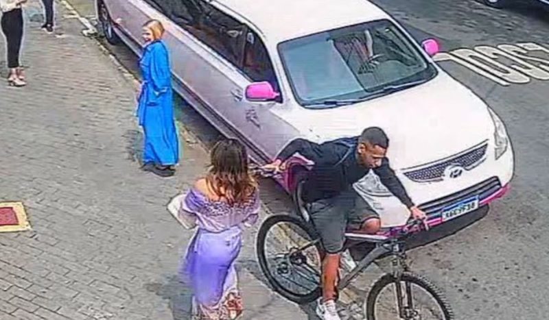 Homem de bicicleta levou o celular da cantora