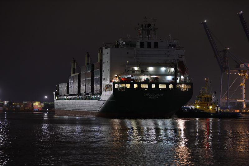 Navio chegando no Porto de Itajaí