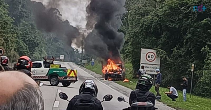 imagem mostra caminhonete em chamas na altura do Morro do Boi, na BR-101 em Balneário Camboriú