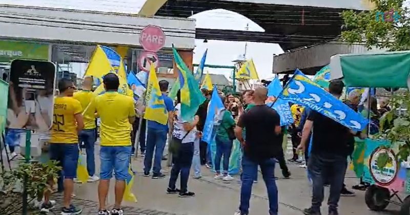 Imagem mostra apoiadores aguardando Bolsonaro em Itajaí