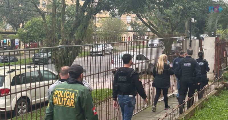 Imagem mostra momento de prisão de golpistas responsáveis por falsos aluguéis no Litoral Norte de SC são presos no RS