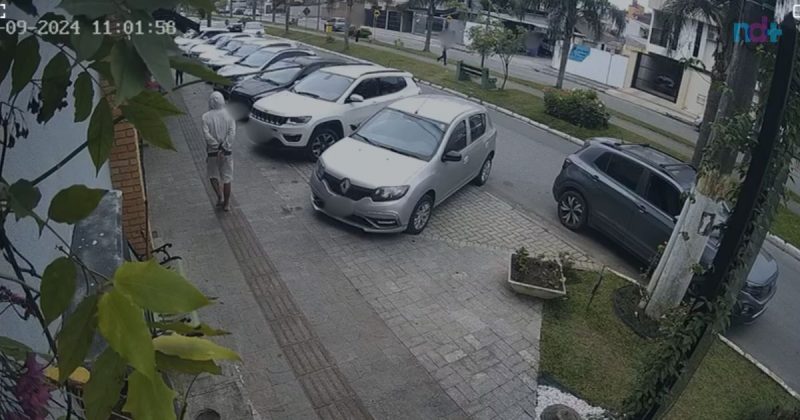 Imagem mostra momento em que homem em situação de rua dá bofetada em menina de 7 anos 