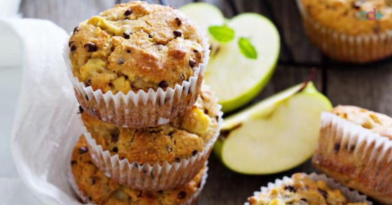 Imagem mostra muffins saudáveis de maçã recém feitos