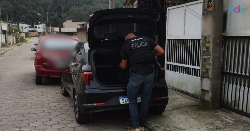 Imagem mostra ação da polícia contra suposto líder de vendas de abortivos pelos correios