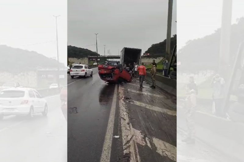 Capotamento formou fila quilométrica 