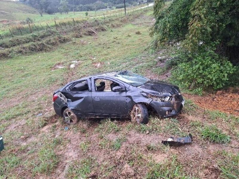 Foto mostra como ficou carro após o capotamento