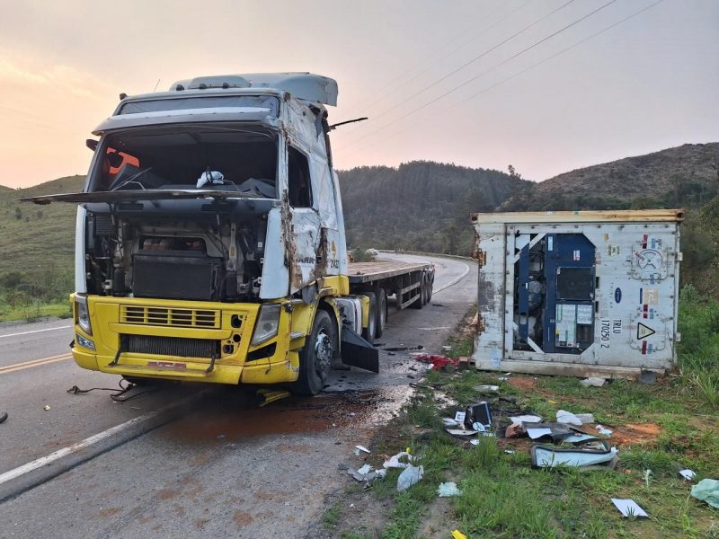 SC-418 ficar&aacute; bloqueada para remo&ccedil;&atilde;o de cont&ecirc;iner tombado na Serra Dona Francisca – Foto: PMRv/Divulga&ccedil;&atilde;o/ND