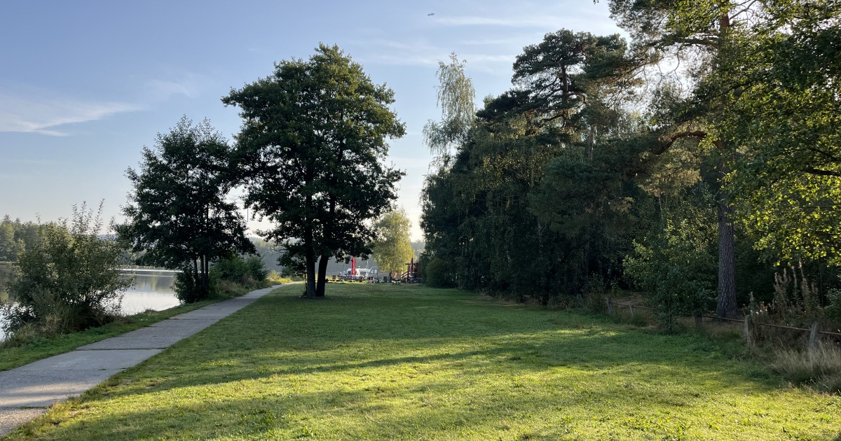 Um parque com vegetação pode ser encontrado às margens da lagoa - Vlacav H/Disclosure/ND