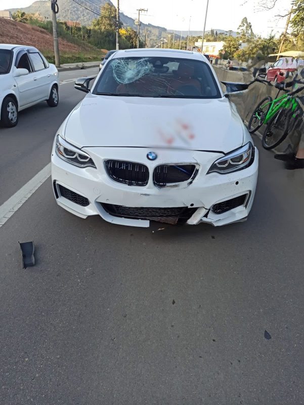 Carro de luxo com manchas de sangue após acidente em Rio do Sul