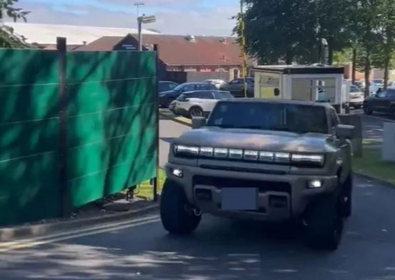 Carro de Anthony Gordon, atacante do Newcastle e Inglaterra, foi comparado a tanque de guerra