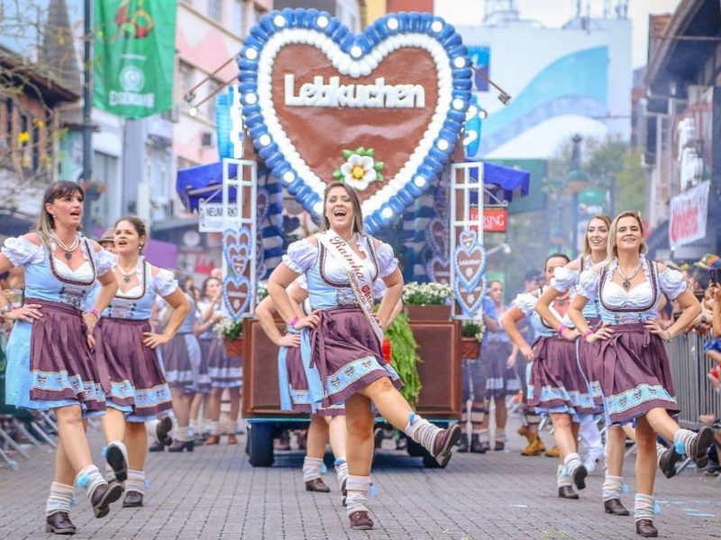 Lebkuchen, o carro da bolacha, desfilando na Oktoberfest Blumenau 