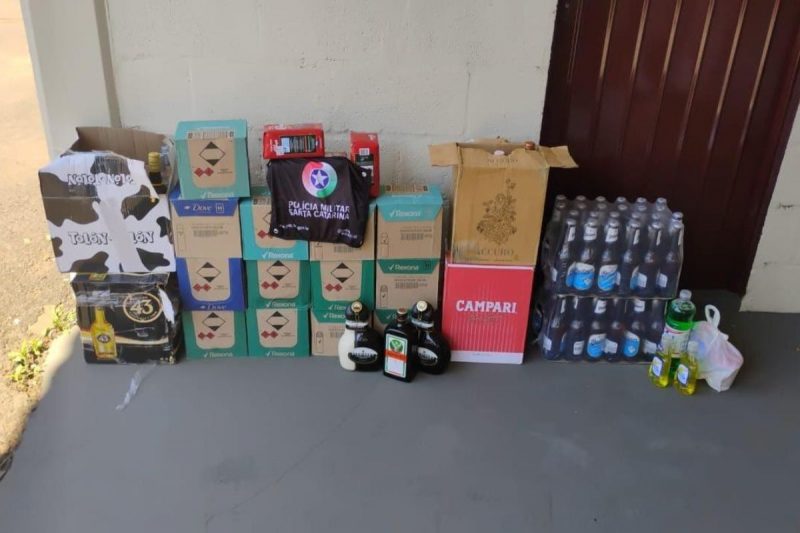 garrafas de cerveja e bebidas alcoólicas itens da argentina apreendidos no carro com a traseira rebaixada em Serra Alta