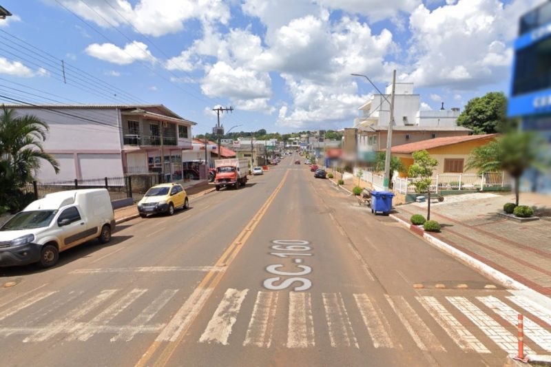 carro com a traseira rebaixada foi abordado na avenida dom pedro no centro de serra alta