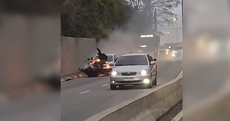 Motorista que passava pelo local registrou momento que carro em chamas perde o controle e atropela mulher na região metropolitana de São Paulo