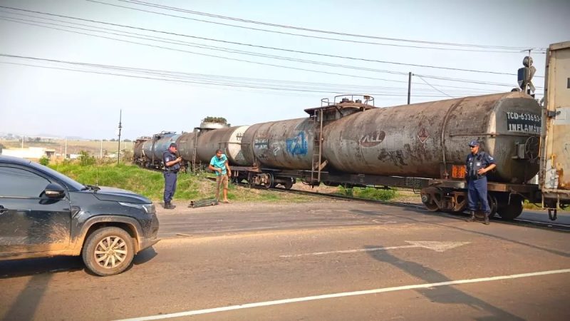 Cruzamento com trem parado no trilho