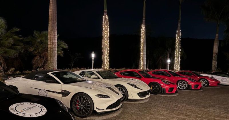 Carros luxuosos estacionados em resort em Gaspar