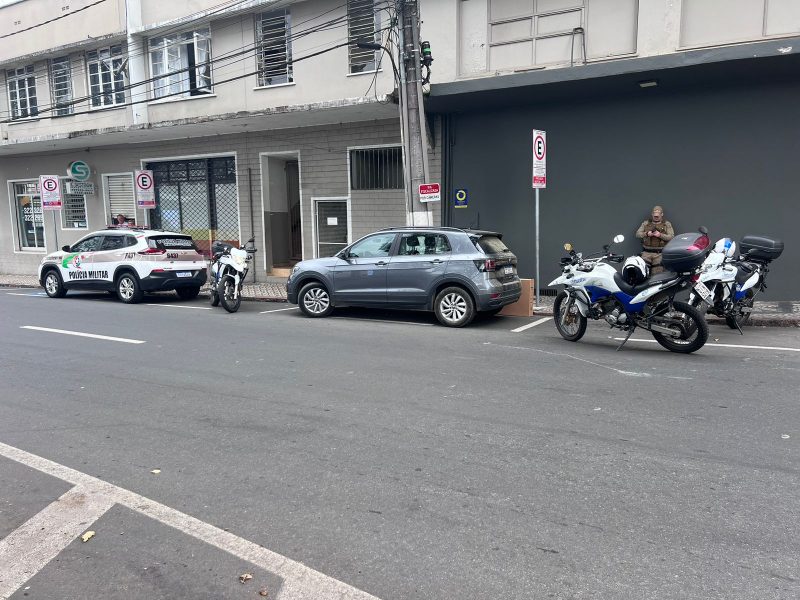 Carro que casal estrangeiro deixou filhos sozinhos em Blumenau 