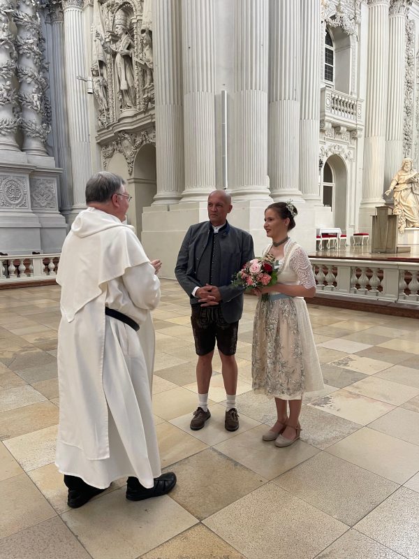 Eles se casaram com trajes típicos, na igreja favorita do casal 