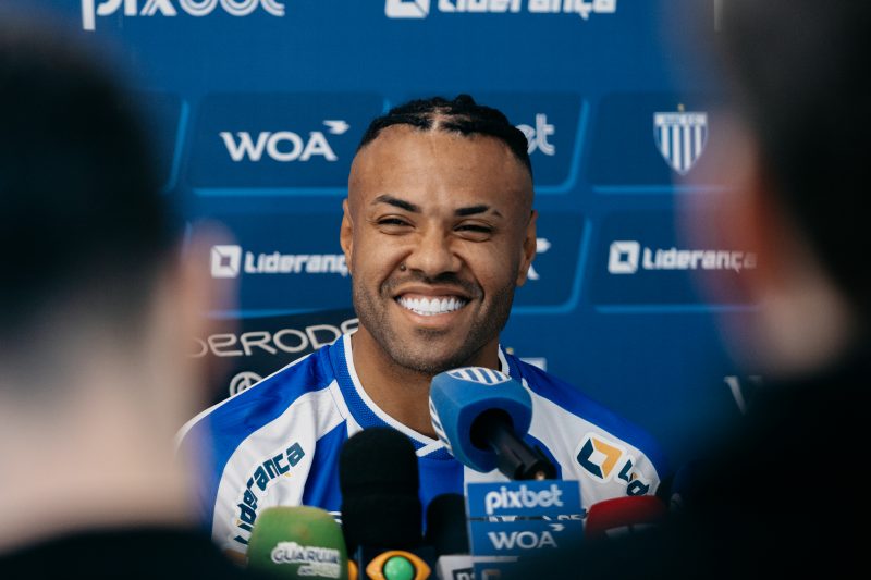 Atacante Cassiano sendo apresentado no Estádio da Ressacada