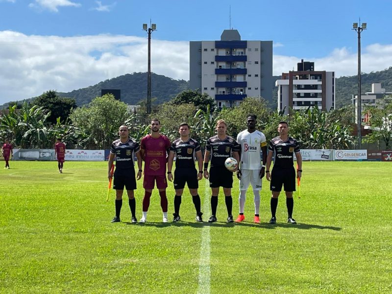 Fluminense, de camisa grená, garantiu o acesso e a vaga na final da Série C do Catarinense