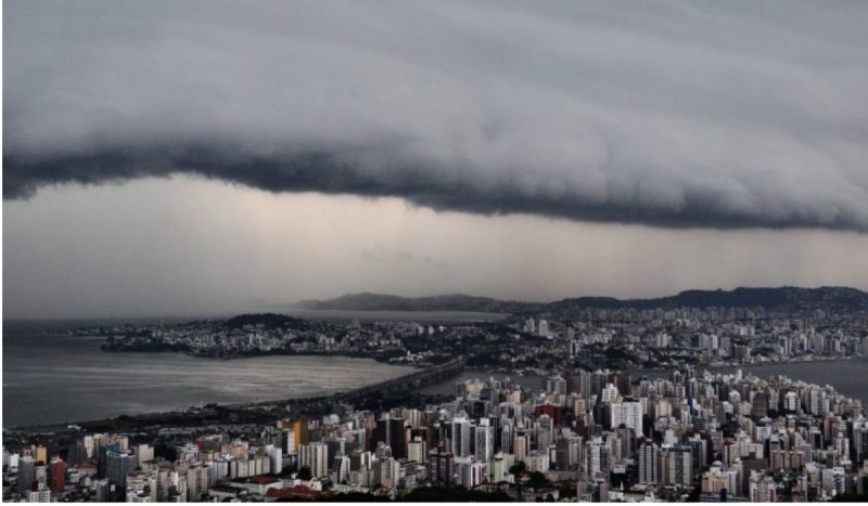 Frente fria 'bagunça' tempo em Santa Catarina 