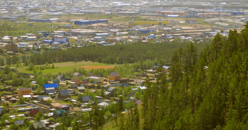 Cidade vista de cima com vegetação e casas