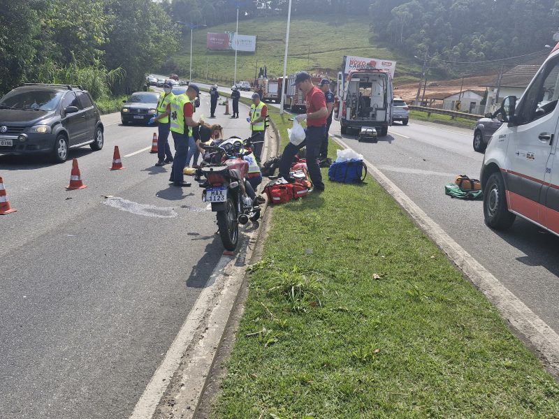 Imagem da moto logo após a colisão com o canteiro