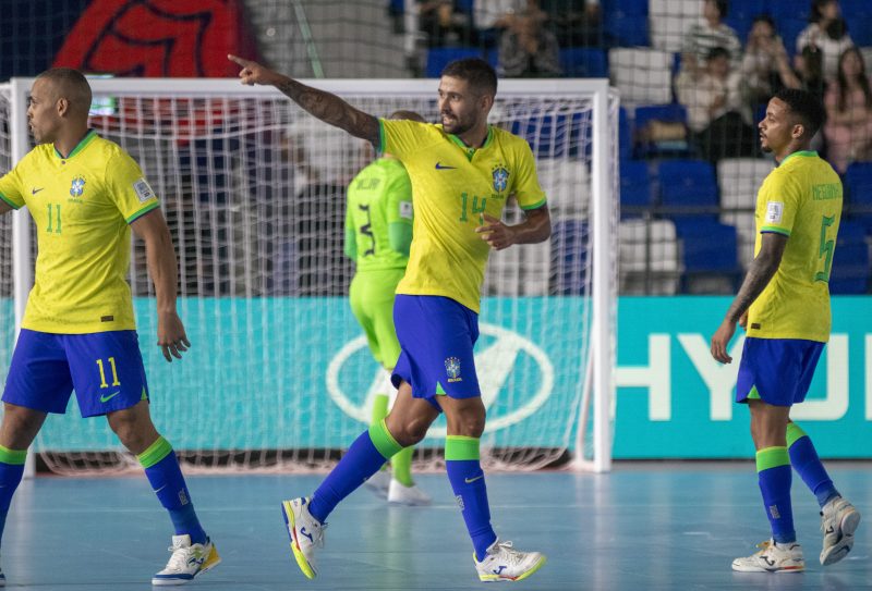 Jogadores do Brasil comemoram gol contra a Costa Rica