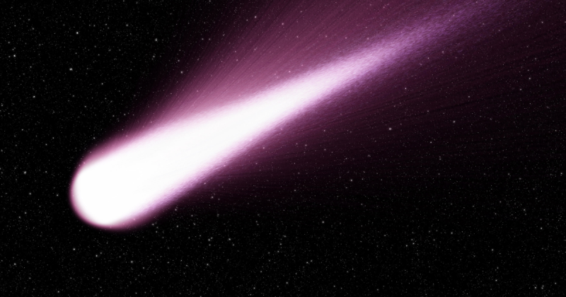 Cometa da cor roxo passando por céu estrelado e escuro