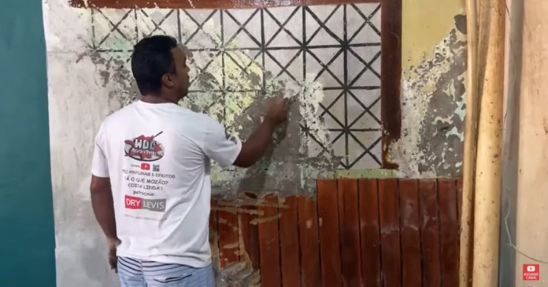 Pedreiro utiliza produzo impermeabilizante para acabar com infiltração e mofo da parede